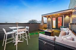 6 min to DT! Rooftop Firepit! Luxe Home for groups - Image 4