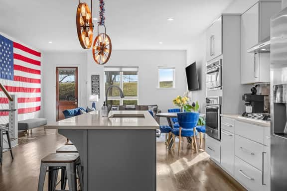 Walk to Broadway | Rooftop w/ City Views | 14 beds - Image 4