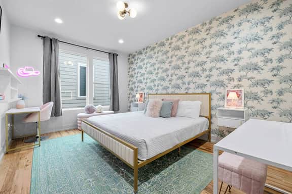 8 Beds! | Rooftop Lounge + 6 Min to Broadway - Image 3