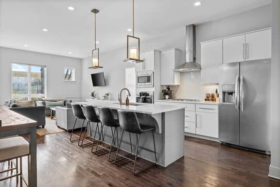 Gulch Home! Walk to Broadway! 13 Beds! - Image 4