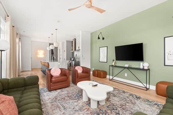 6 min to DT! Rooftop Firepit! Luxe Home for groups - Image 3