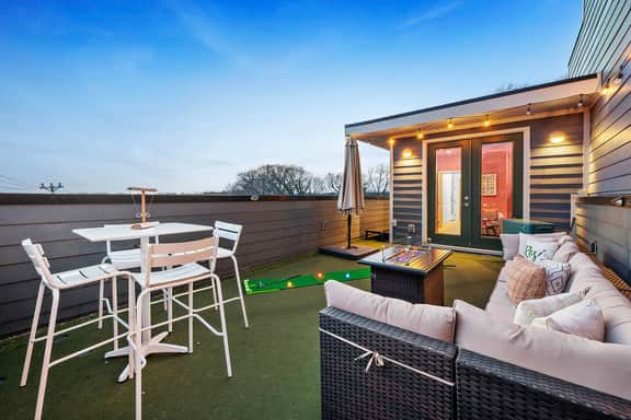 6 min to DT! Rooftop Firepit! Luxe Home for groups - Image 4