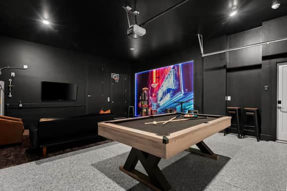 27 Beds | Rooftop Hot Tubs + CityViews + Game Room - Image 3
