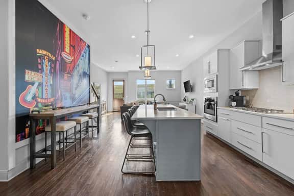 2 Massive Homes/Rooftop Views/ Walkable / 24 beds - Image 5