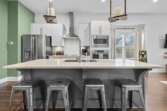 Sauna & Fire Pit with City Views! Walkable! 14 bds - Image 4