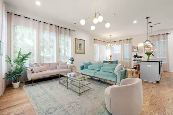 16 beds! 6 min to BRDWY! 2 Huge Homes! - Image 4